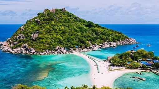 Koh Nan Yuang Islands connected with white sand and surrounded with clear blue water where Open water divers practice