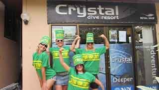 PADI Nitrox Specialty Diver Kurs Taucher feiern im Crystal Dive Shop