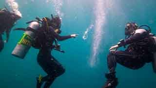 PADI Nitrox Speciality diver course divers on safety stop