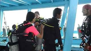 PADI Rescue Diver Kurs Taucher bereiten sich darauf vor, ins Wasser zu springen