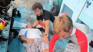 PADI Rescue Divers trainieren Erste Hilfe auf einem Tauchboot