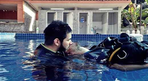 PADI Rescue Diver trainieren, wie man an der Oberfläche Atemnot gibt