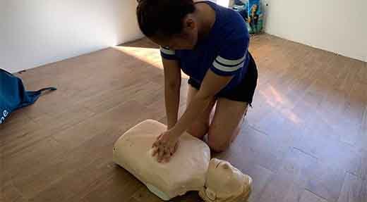 Rescue diver perform cpr in classroom on a manikin