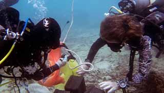 Search and Recovery Specialty course divers lift object underwater