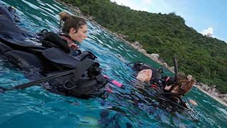 Rescue diver perform cpr in classroom on a manikin