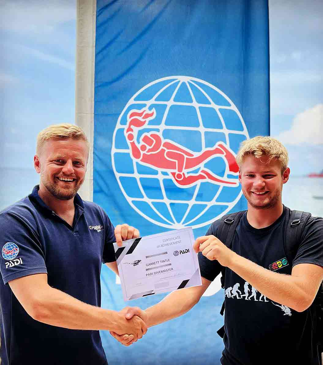 Divemaster Candidate Receiving Certification